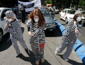 Ecologistas en Acción protesta contra el desmesurado uso que se hace del coche