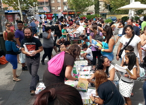 Los vecinos de Carabanchel celebran un intercambio de libros para hacer menos traumática la 'vuelta al cole'
