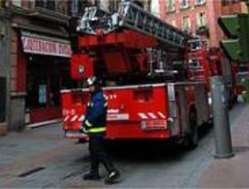 Los bomberos retiran una valla peligrosa en un colegio de Madrid