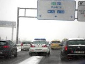 Cadenas en cuatro puertos y alerta en Barajas aunque suben las temperaturas