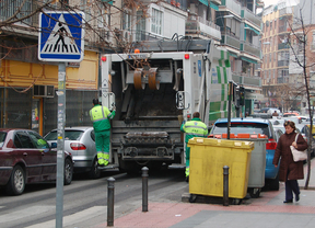 Camión de recogida de basuras por calles de Carabanchel