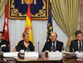 Cifuentes se muestra a favor del macrocasino y recuerda que habría que garantizar la seguridad