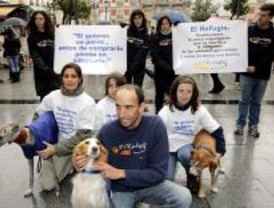'El Refugio' protesta contra los 'maltratos' de los perros de seguridad del metro