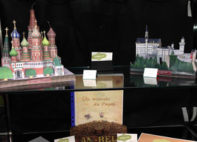 Las figuras de papel de Alex viajan a Madrid