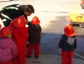 Los niños de Alcorcón conocen las labores de los servicios de emergencias