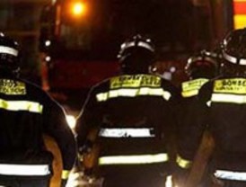 Los bomberos hallan un cuerpo carbonizado en un coche ardiendo en Navacerrada