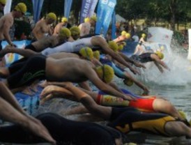 Más de mil deportistas no federados participan en el Triatlón, junto a Indurain