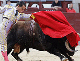 San Isidro: y en esto llegó Fandiño, nos despertó del sopor y cortó una oreja