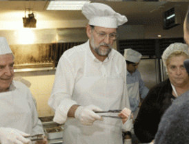 Rajoy hace de voluntario en el comedor social El Batán en Madrid