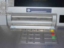 Detenidos dos jóvenes que instalaban 'cepos' en cajeros automáticos