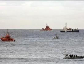 Buscan por tierra, mar y aire a los tres desaparecidos en la playa de Orzán