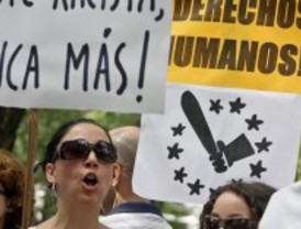 Protestas por la expulsión de gitanos en Francia ante la sede de la Comisión Europea