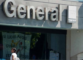 Trabajadores de La Paz corean 'Cifuentes que se vaya a la privada' en una protesta