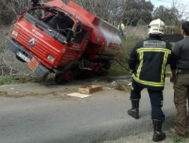 Un camión con gasoil vuelca en la A-2