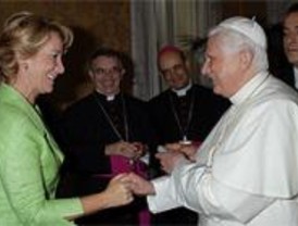 El Papa recibe a 5.000 jóvenes madrileños, encabezados por Esperanza Aguirre