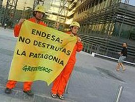 Cuatro activistas de Greenpeace decuelgan una pancarta en la sede de Endesa