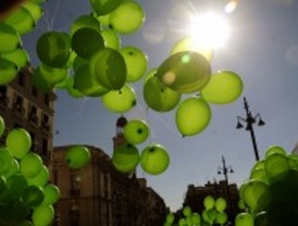Sueltan miles de globos en la Puerta de Sol