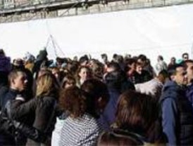 El frío y el viento se lo ponen difícil a los turistas