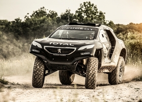 Carlos Sainz prueba su nueva "Bestia" para el Rallye Dakar