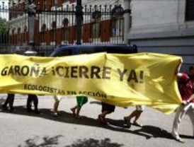 Los ecologistas piden el cierre de Garoña a ritmo de tambores