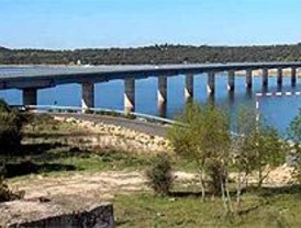 Denuncian vertidos de aguas fecales en el embalse de Valmayor en El Escorial