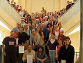 Propietarios de salas y actores protestan por separado contra la ley del cine