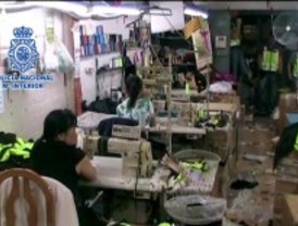 La Policía Nacional desmantela talleres textiles clandestinos en Carabanchel, Usera y Latina