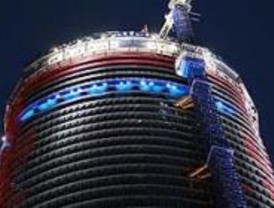 Los bomberos acuden a la Torre Sacyr por el incendio de un palé de obra