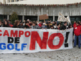 Organizaciones ecologistas y vecinales marchan contra el campo de golf de la Ryder Cup