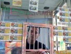 Trabajadores de la ONCE protestan por el cierre de quioscos
