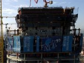La Mutua elimina el 'faro' de su torre para no interferir en la seguridad aérea