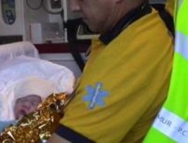 La Policía Local asiste a una mujer que dio a luz en la calle Embajadores