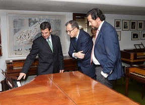 El consejero de Economía visita la sede de la empresa de pianos Hazen en Las Rozas