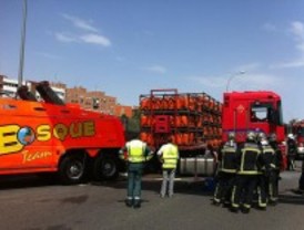 El accidente de un camión de butano obliga a cortar dos de los tres carriles de la A-4