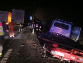 Tres heridos al arrollar un camión dos grúas que estaban retirando un coche accidentado