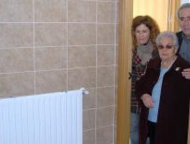 Entregan las llaves de los pisos para mayores de Alcorcón
