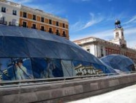 Cinco okupas protestan sobre el 'caleidoscopio' de Sol