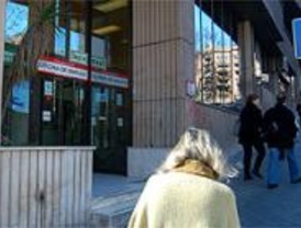 IU se queja de que Madrid tarda un año en pagar becas a los parados