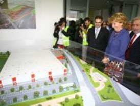 Aguirre visita la nueva planta de Renault Trucks en Leganés