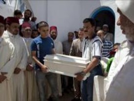 Rayán descansa junto a su madre Dalilah en el pueblo marroquí de Mdiq