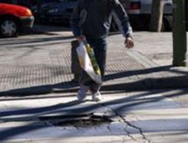 Vecinos de Aluche marcan con avisos de 'peligro' los baches del barrio
