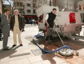 Alcobendas podría usar máquinas especializadas para quitar pintadas y chicles