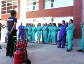 Los bomberos enseñan a los médicos a luchar contra el fuego