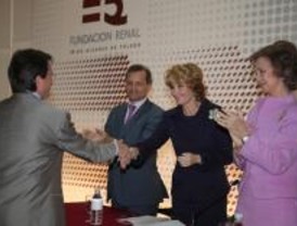 La Reina y Aguirre inauguran un centro de diálisis en Majadahonda