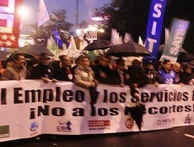 Los funcionarios marchan contra los recortes