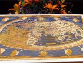 Rubalcaba hace entrega de los mapas que fueron robados de la Biblioteca Nacional
