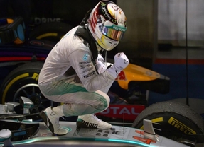 Hamilton se pasea en la "nocturna" de Singapur