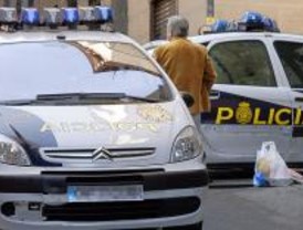 Trece horas encerrados en sus casas por un hombre armado