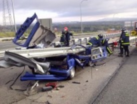 Muy grave tras chocar contra un quitamiedos en la M-45