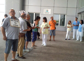 Un grupo de pacientes se encadenan en el hospital de Parla contra su privatización